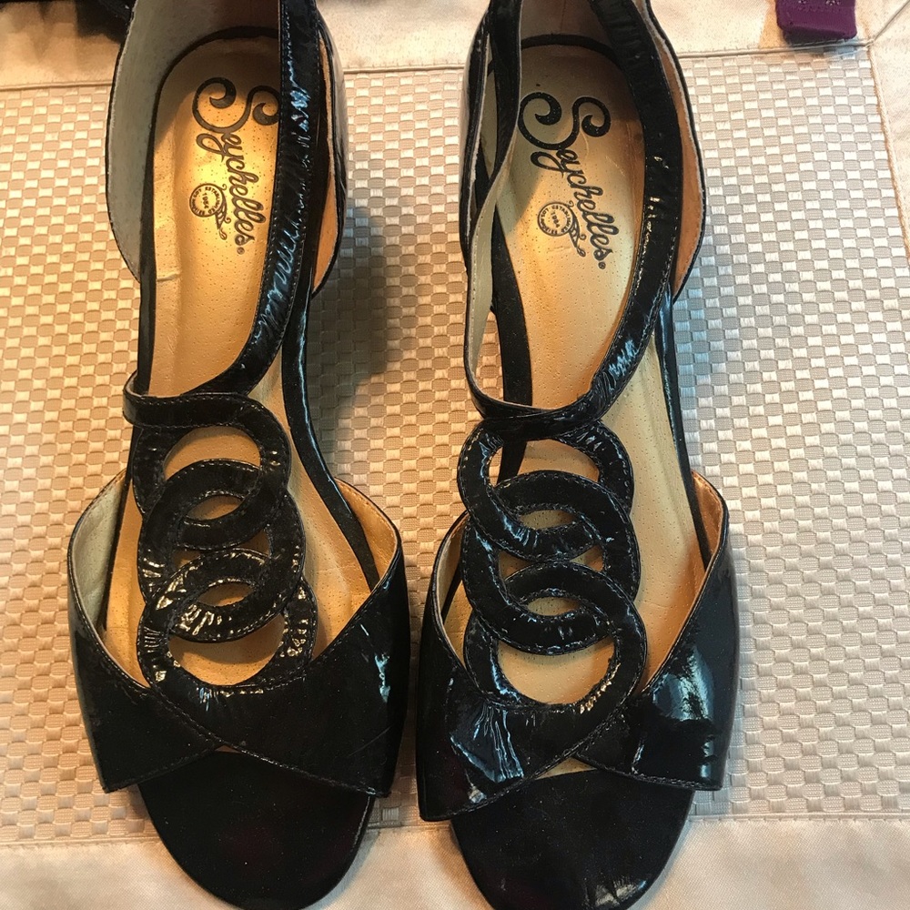 Black wedges